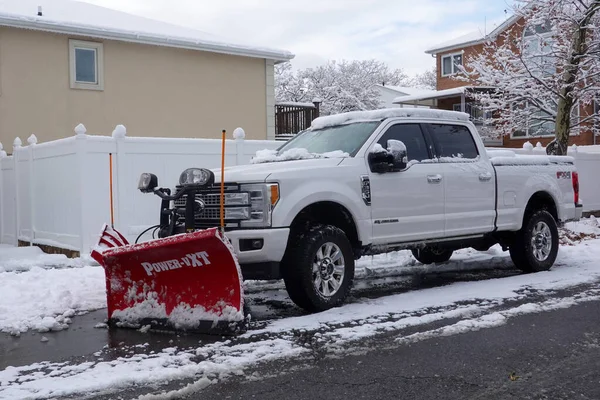 BrooKLYN, New York - 14 Aralık 2025: New York 'a az kar yağdıktan sonra Brooklyn' de kar temizleme aracı hazır