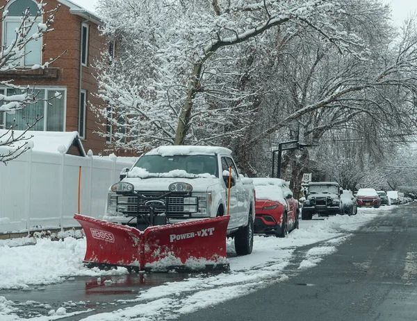 BrooKLYN, New York - 14 Aralık 2025: New York 'a az kar yağdıktan sonra Brooklyn' de kar temizleme aracı hazır