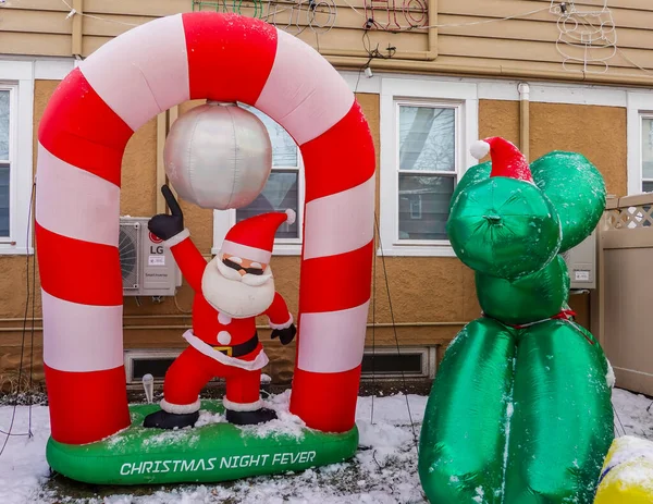 BrooKLYN, New York - 14 Aralık 2025: Brooklyn, New York 'ta açık hava şişirilebilir Noel ve Hanuka dekorasyonları