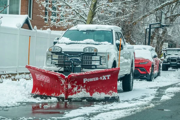 BrooKLYN, New York - 14 Aralık 2025: New York 'a az kar yağdıktan sonra Brooklyn' de kar temizleme aracı hazır