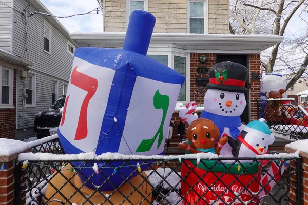 BrooKLYN, New York - 14 Aralık 2025: Brooklyn, New York 'ta açık hava şişirilebilir Noel ve Hanuka dekorasyonları
