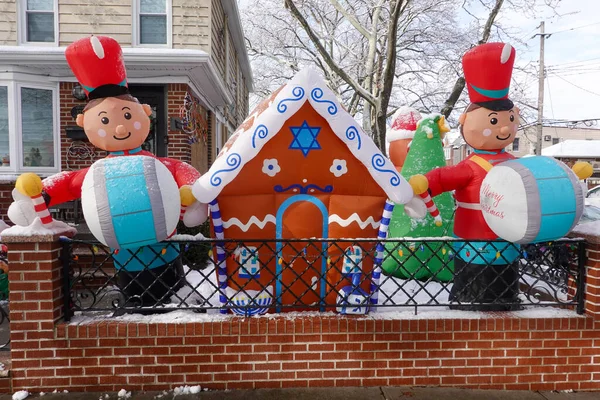 BrooKLYN, New York - 14 Aralık 2025: Brooklyn, New York 'ta açık hava şişirilebilir Noel ve Hanuka dekorasyonları