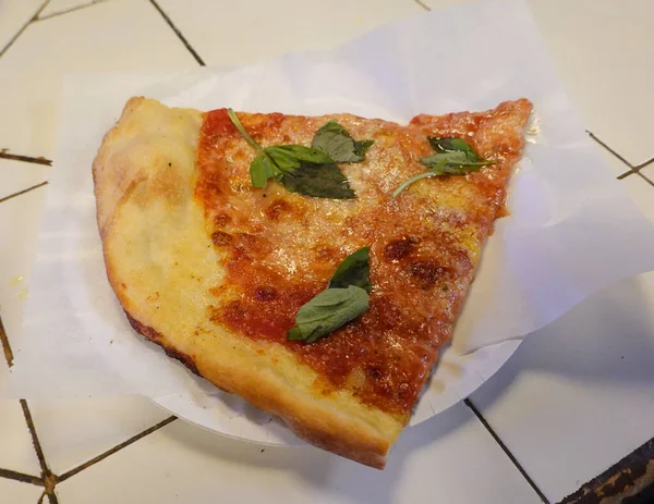 New York tarzı pizza dilimi