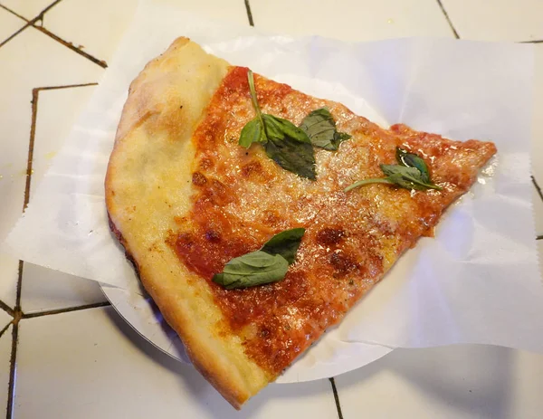 New York tarzı pizza dilimi