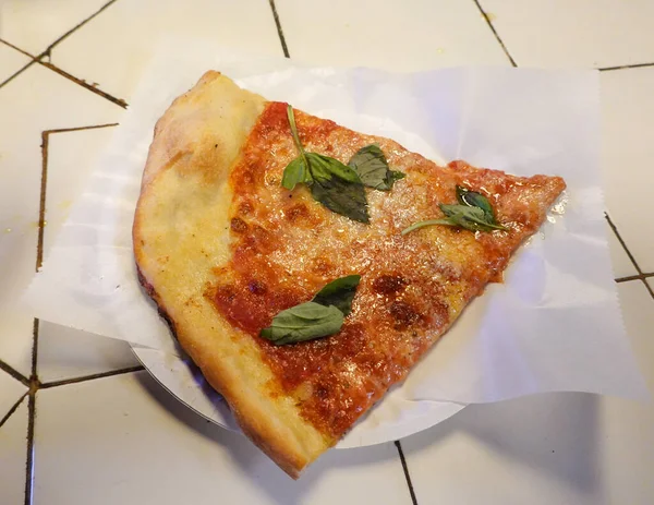 New York tarzı pizza dilimi