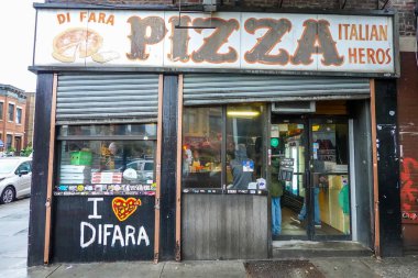 BROOKLYN, New York - 30 Ekim 2025: Di Fara Pizza mağazası, Brooklyn, New York 'ta tanınmış bir mahalle pizzacısı