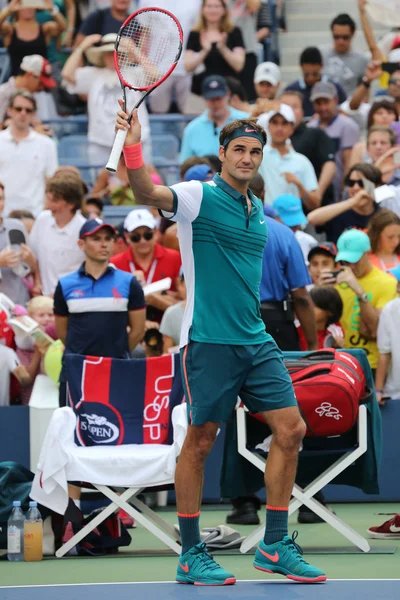 17-maliger Grand-Slam-Champion Roger Federer aus der Schweiz feiert Sieg nach Erstrunden-Aus bei Open 2015 — Stockfoto