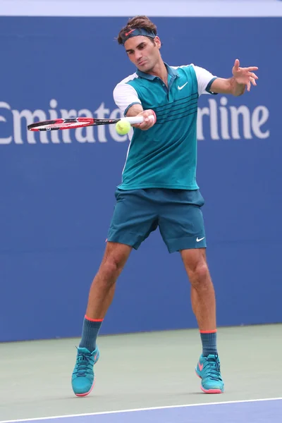 Dezessete vezes campeão do Grand Slam Roger Federer da Suíça em ação durante sua primeira partida no US Open 2015 — Fotografia de Stock