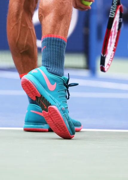 Diecisiete veces campeón del Grand Slam Roger Federer usa zapatos de tenis Nike personalizados durante el partido de primera ronda en el Abierto de los Estados Unidos 2015 — Foto de Stock