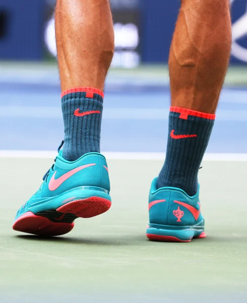 Seventeen times Grand Slam champion Roger Federer wears custom Nike tennis shoes during first round match at US Open 2015 — Stockfoto