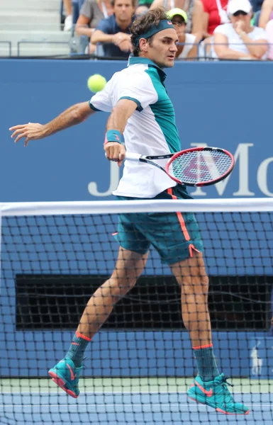 Dezessete vezes campeão do Grand Slam Roger Federer da Suíça em ação durante sua primeira partida no US Open 2015 — Fotografia de Stock