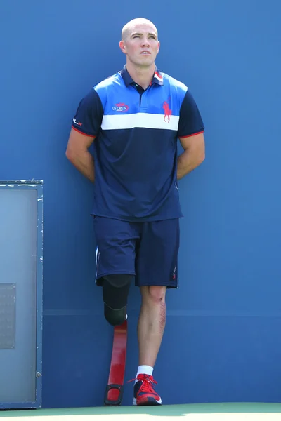 Ryan McIntosh, the US soldier veteran and amputee, who serves as a US Open ballboy during  US Open 2015 — ストック写真