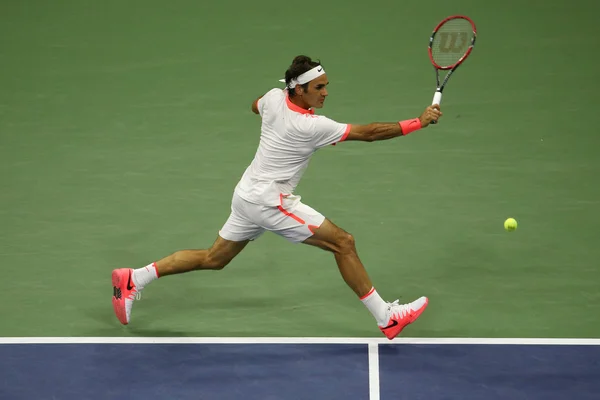 Diecisiete veces campeón del Grand Slam Roger Federer de Suiza en acción durante su partido en el US Open 2015 —  Fotos de Stock