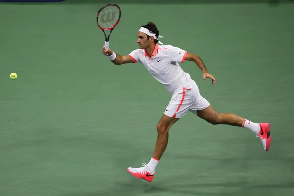 Seventeen times Grand Slam champion Roger Federer of Switzerland in action during his US Open 2015 match — Stock fotografie