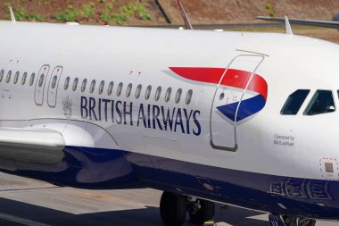 FUNCHAL, MADEIRA - 10 Ekim 2025: British Airways Airbus A320 Cristiano Ronaldo Madeira Uluslararası Havalimanı pistinde