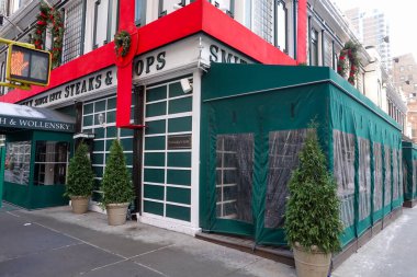 NEW YORK - 16 Aralık 2025: Smith & Wollensky et lokantası Midtown Manhattan 'da 43. Cadde ve 3. Cadde' de yer almaktadır. İlk Smith ve Wollensky et lokantası 1977 'de kuruldu.