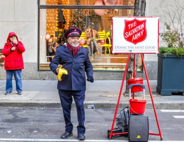 NEW YORK - 16 ARALIK 2025: Kurtuluş Ordusu askeri Manhattan şehir merkezinde tatil sezonunda koleksiyonlar için gösteri yapıyor. Bu Hıristiyan örgütü, 126 ülkede faaliyet gösteren hayır işleriyle tanınıyor.