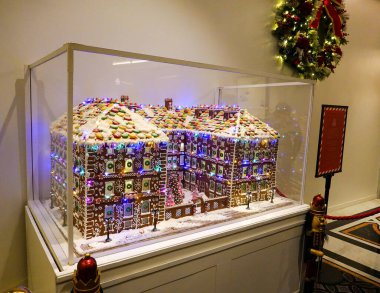 NEW YORK - 16 ARALIK 2025: Midtown Manhattan 'daki Lotte New York Palace Oteli' nin içindeki zencefilli kek sarayı. Bu yıllık gelenek, tarihi Villard Evleri 'nin detaylı bir yenilebilir ölçekli modelidir.