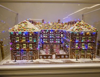 NEW YORK - 16 ARALIK 2025: Midtown Manhattan 'daki Lotte New York Palace Oteli' nin içindeki zencefilli kek sarayı. Bu yıllık gelenek, tarihi Villard Evleri 'nin detaylı bir yenilebilir ölçekli modelidir.