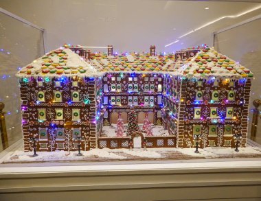 NEW YORK - 16 ARALIK 2025: Midtown Manhattan 'daki Lotte New York Palace Oteli' nin içindeki zencefilli kek sarayı. Bu yıllık gelenek, tarihi Villard Evleri 'nin detaylı bir yenilebilir ölçekli modelidir.