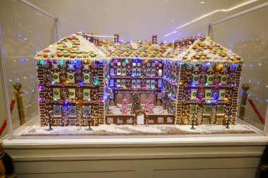 NEW YORK - 16 ARALIK 2025: Midtown Manhattan 'daki Lotte New York Palace Oteli' nin içindeki zencefilli kek sarayı. Bu yıllık gelenek, tarihi Villard Evleri 'nin detaylı bir yenilebilir ölçekli modelidir.