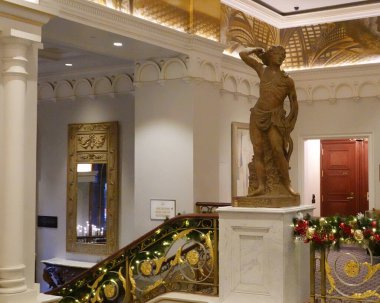 NEW YORK - 16 ARALIK 2025: 19. yüzyıl tarihsel Villard Evlerinin Altın Çağı zenginliğiyle Lotte New York Sarayı 'nın İçi