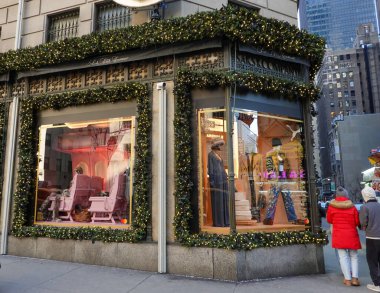 NEW YORK - 16 Aralık 2025: Ünlü Saks Beşinci Cadde 'nin Manhattan' daki tatil vitrini