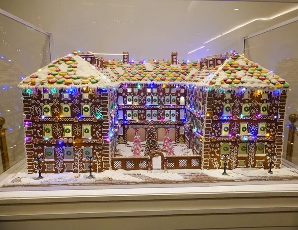 NEW YORK - 16 ARALIK 2025: Midtown Manhattan 'daki Lotte New York Palace Oteli' nin içindeki zencefilli kek sarayı. Bu yıllık gelenek, tarihi Villard Evleri 'nin detaylı bir yenilebilir ölçekli modelidir.