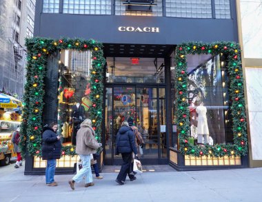 NEW YORK - 16 Aralık 2025: Midtown Manhattan 'daki Beşinci Cadde' deki Koç bayram sezonu için dekore edilmiş bayrak gemisi mağazası. New York 'ta New York merkezli lüks bir moda evi. Çantalar ve bavullar konusunda uzmanlaşmış.