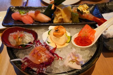 Omakase stili yüksek kalite saşimi tabağı Japon restoranında kötü bir buz tabakasında servis edildi.