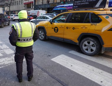 NEW YORK - 16 Aralık 2025: Aşağı Manhattan 'da NYPD Trafik Kontrol Memuru