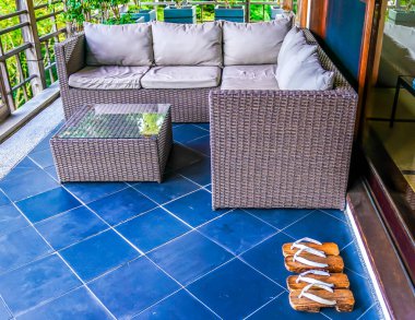 Bir çift geleneksel ahşap Japon, Japonya 'daki Hakone Oteli' nin Ryokan terasında sandalet giyiyor.