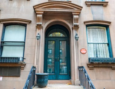 NEW YORK - 8 Nisan 2025: Franklin D. ve Eleanor Roosevelt Tarihi Konutları Manhattan, New York 125 Doğu 36. Bu ev 1905 'ten 1908' e kadar Franklin ve Eleanor Roosevelt 'in ilk evlilik eviydi.