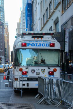 NEW YORK - 5 Mart 2017: Manhattan şehir merkezindeki NYPD mobil komuta merkezi. NYPD İletişim Bölümü mobil komuta merkezi önemli olaylarda telsiz ve telefon iletişimi sağlar.