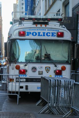 NEW YORK - 5 Mart 2017: Manhattan şehir merkezindeki NYPD mobil komuta merkezi. NYPD İletişim Bölümü mobil komuta merkezi önemli olaylarda telsiz ve telefon iletişimi sağlar.