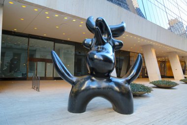 NEW YORK - 5 Mart 2017: New York 'taki Solow Binası' nda Juan Miro 'nun Moonbird heykeli