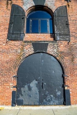 Brooklyn, New York 'taki Red Hook mahallesinde İç Savaş öncesinden kalma tarihi bir tuğla deposunun kapısı ve penceresi.