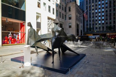 NEW YORK - 2 Kasım 2023 İngiliz sanatçı Lynn Chadwick 'in heykelleri New York Rockefeller Plaza' daki Christie 's' in önünde sergilendi.