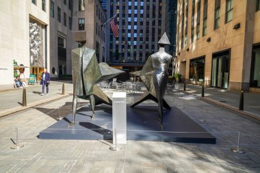 NEW YORK - 2 Kasım 2023 İngiliz sanatçı Lynn Chadwick 'in heykelleri New York Rockefeller Plaza' daki Christie 's' in önünde sergilendi.