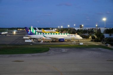 PUNTA CANA, DOMINICAN REUBLIC - 3 HAZİRAN 2025: Punta Cana Uluslararası Havalimanı pistindeki uluslararası havayolları. Dominik Cumhuriyeti Karayipler 'de en çok ziyaret edilen yerdir.