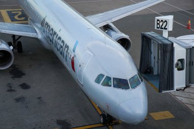 PUNTA CANA, DOMINICAN REUBLIC - 3 HAZİRAN 2025: Punta Cana Uluslararası Havalimanı 'nda pistte Amerikan Havayolları uçağı. Dominik Cumhuriyeti Karayipler 'de en çok ziyaret edilen yerdir.