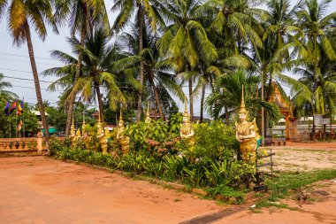 KRONG SIEM REAP, CAMBODIA - 7 Kasım 2019: Wat Po Banteay Chey, Siem Reap şehir merkezinin birkaç dakika güneyinde Tonle Sap 'a giden nehir yolu boyunca yer alan modern Budist manastırı ve pagoda