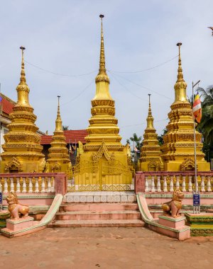 KRONG SIEM REAP, CAMBODIA - 7 Kasım 2019: Wat Po Banteay Chey, Siem Reap şehir merkezinin birkaç dakika güneyinde Tonle Sap 'a giden nehir yolu boyunca yer alan modern Budist manastırı ve pagoda