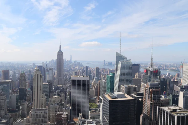 从岩石在洛克菲勒中心观景台的顶部曼哈顿中城的鸟瞰图 — 图库照片