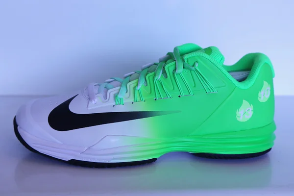 Nike präsentierte neue tennisschuhe nikecourt lunar ballistec 1.5 legend mit rafael nadal logo bei us open 2015 — Stockfoto