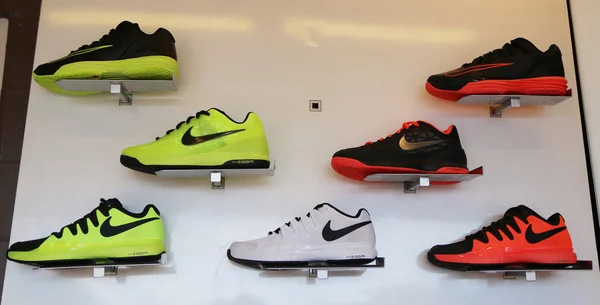 耐克公司提出了一种新球鞋 Nikecourt 农历 Ballistec 1.5 传说 Rafael Nadal 标志我们开放 2015 年期间 — 图库照片