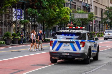New York, 15 Temmuz 2025, Manhattan şehir merkezinde NYPD devriye arabası. 1845 'te kurulan New York Polis Departmanı, ABD' nin en büyük polis teşkilatıdır.