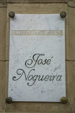 PUNTA ARENAS, Şili - 31 HAZİRAN 2020 Şili 'nin Punta Arenas şehrinin tarihi bir simgesi olan Jose Nogueira Oteli için mermer bir plaket. Patagonya 'nın en eski ve ikonik binalarından biri olan Sara Braun Sarayı' nda bir otel.