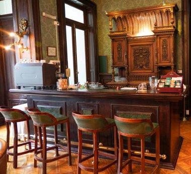 PUNTA ARENAS, Şili - 31 HAZİRAN 2020: Punta Arenas, Şili 'deki Jose Nogueira Oteli' ndeki Shackleton Bar 'ın içleri. Bar adını Sir Ernest Shackleton 'dan almıştır. Antarktika' daki tarihi yolculuğu ve Punta Arenas 'la olan bağlantısından dolayı.