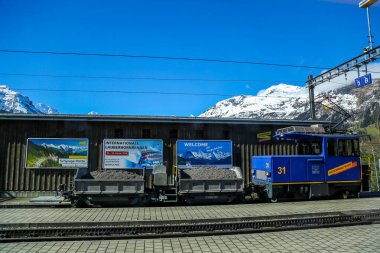 WENGEN, SWitzERLAND - 5 Mayıs 2017: İsviçre 'nin Bernese Oberland bölgesindeki Wengen tren istasyonunda bakım lokomotifi